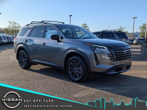 New 2026 Nissan Pathfinder SL image 1