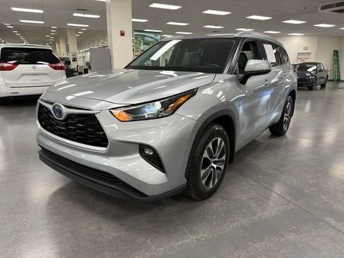 Used 2022 Toyota Highlander XLE AWD/4WD image 3