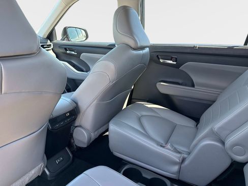 Used 2022 Toyota Highlander XLE image 15