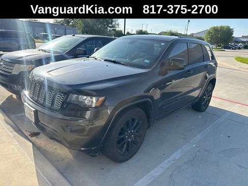 Used 2017 Jeep Grand Cherokee Altitude RWD image 1