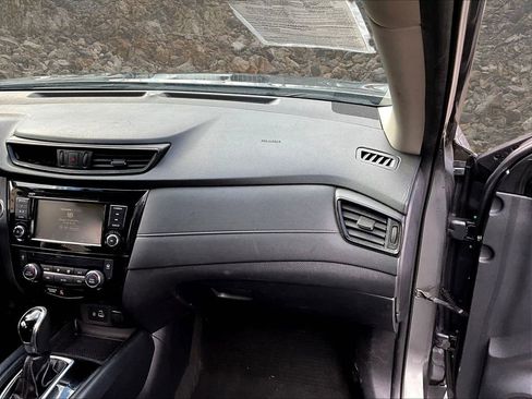 Used 2018 Nissan Rogue SV image 15