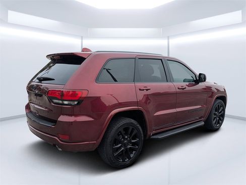 Used 2018 Jeep Grand Cherokee Altitude image 3