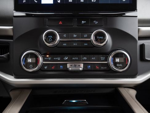 Used 2023 Ford Expedition Max XLT image 3