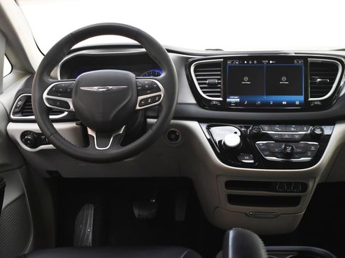 Used 2024 Chrysler Pacifica Touring-L FWD image 28