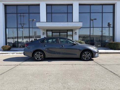 Used 2022 Kia Forte LXS image 3