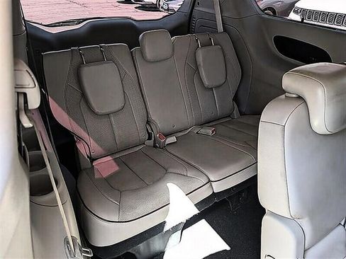 Used 2017 Chrysler Pacifica Limited w/ UConnect Theater Package FWD image 28