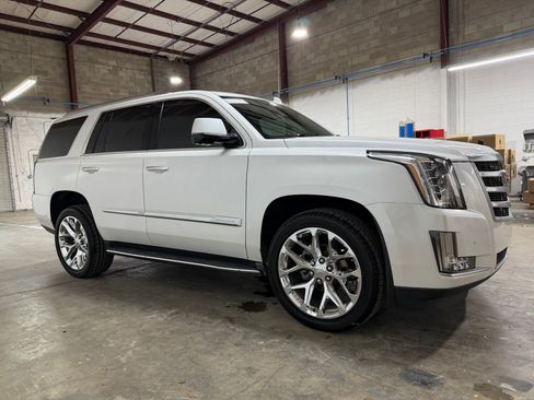 Used 2016 Cadillac Escalade Luxury RWD image 7