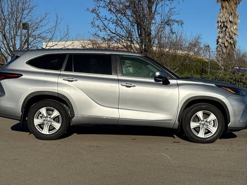 Used 2025 Toyota Highlander LE image 3