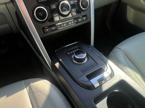 Used 2017 Land Rover Discovery Sport SE image 29