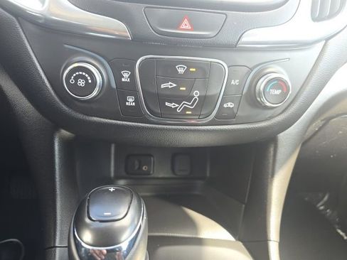 Used 2018 Chevrolet Equinox LT FWD image 23