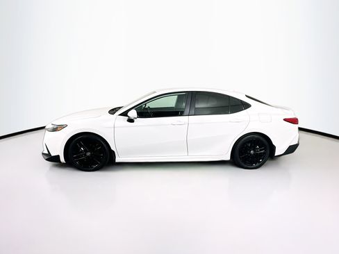 Used 2025 Toyota Camry SE image 4