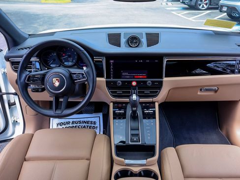 Certified 2026 Porsche Macan AWD/4WD image 7