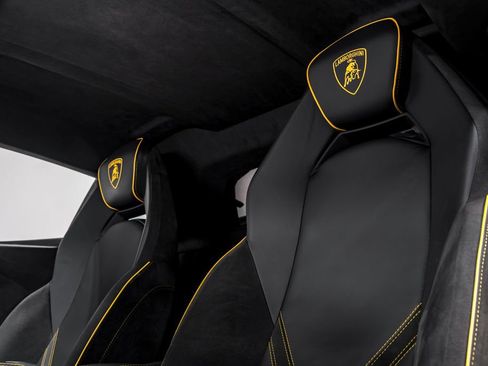 Used 2025 Lamborghini Revuelto image 18
