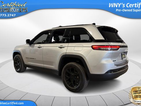 Used 2024 Jeep Grand Cherokee Altitude AWD/4WD image 8