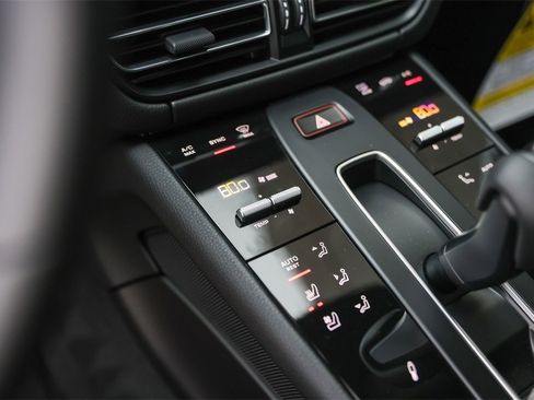 Certified 2025 Porsche Macan Turbo image 18