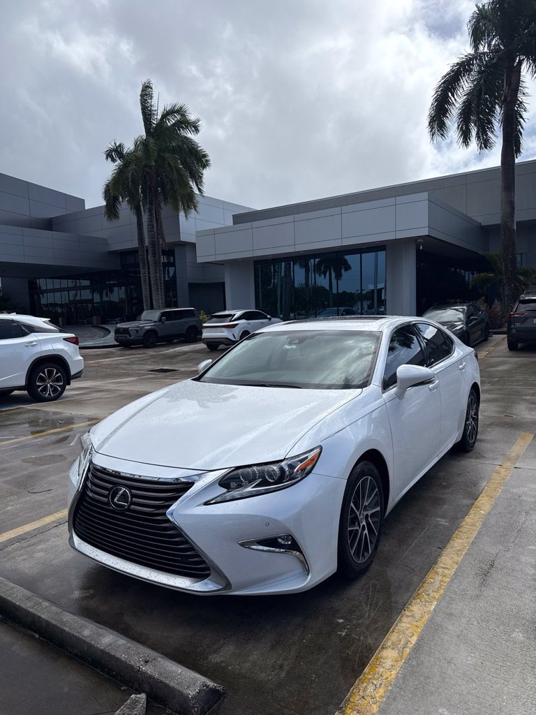 Used 2017 Lexus ES 350 w/ Luxury Package FWD image 2