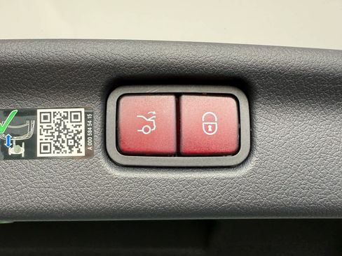 Used 2025 Mercedes-Benz C 300 4MATIC Sedan image 35