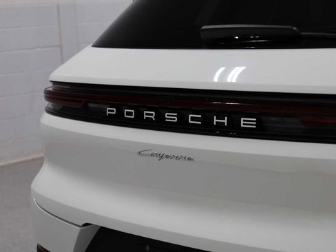 Used 2024 Porsche Cayenne image 8
