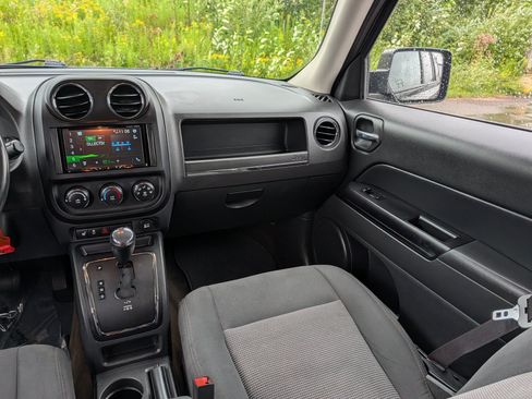 Used 2014 Jeep Patriot Latitude AWD/4WD image 11