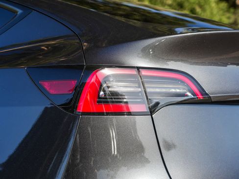 Used 2024 Tesla Model Y Long Range AWD/4WD image 9