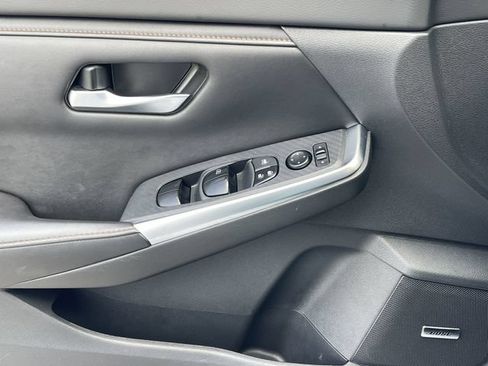 Used 2022 Nissan Sentra SR w/ SR Premium Package FWD image 23