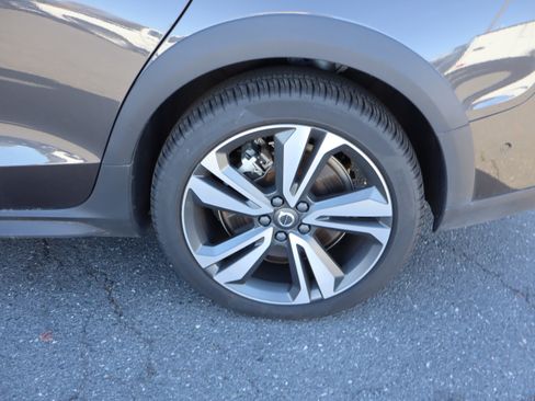 Certified 2025 Volvo V60 B5 Cross Country Plus image 39