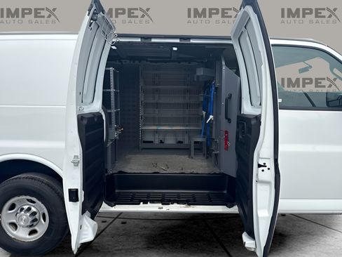 Used 2017 Chevrolet Express 2500 RWD image 13