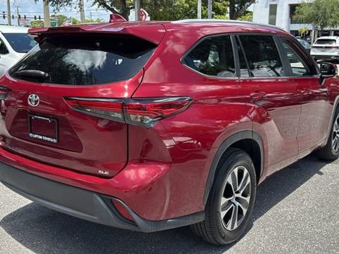 Used 2023 Toyota Highlander XLE FWD image 10