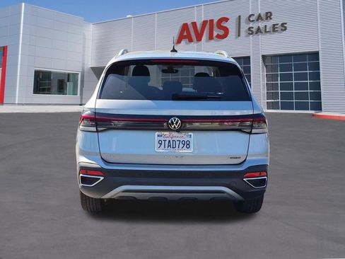 Used 2025 Volkswagen Taos SE AWD/4WD image 7