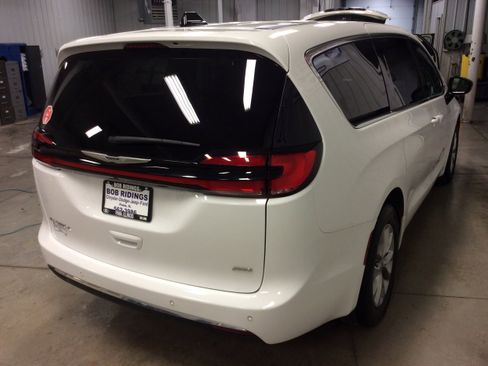 Used 2024 Chrysler Pacifica Touring-L image 7