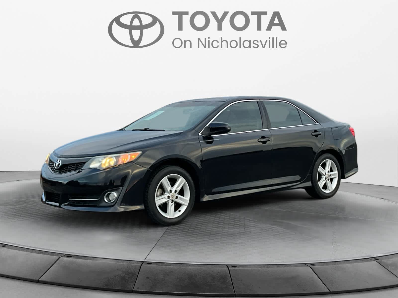 Used 2013 Toyota Camry SE w/ Leather Pkg FWD image 1