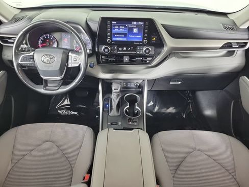 Used 2022 Toyota Highlander LE FWD image 16