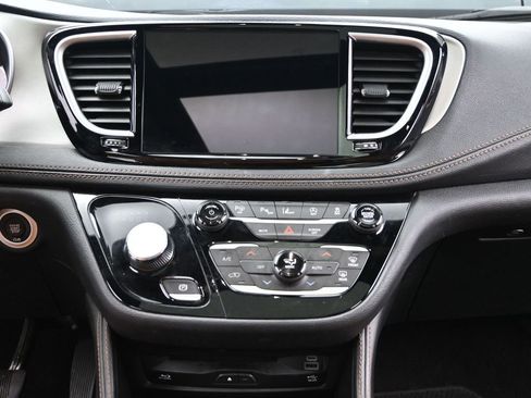 Used 2024 Chrysler Pacifica Pinnacle FWD image 24
