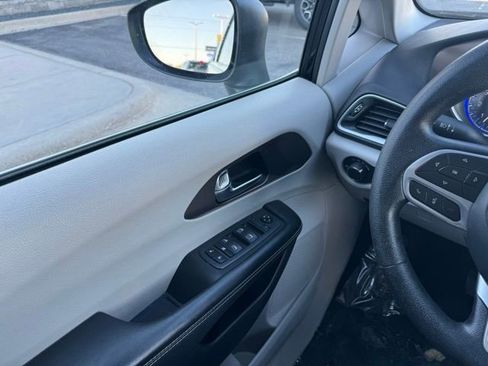 Used 2020 Chrysler Voyager Lxi FWD image 23