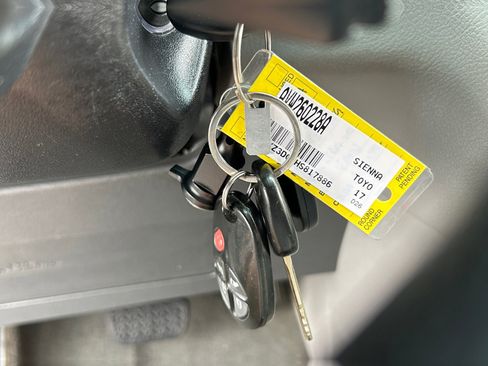 Used 2017 Toyota Sienna LE FWD image 29