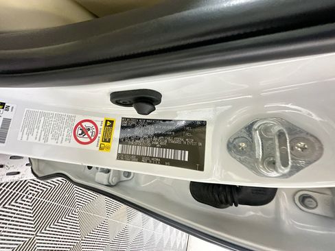 Used 2019 Toyota Highlander XLE image 12