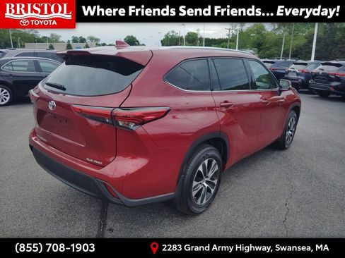 Used 2021 Toyota Highlander XLE AWD/4WD image 7