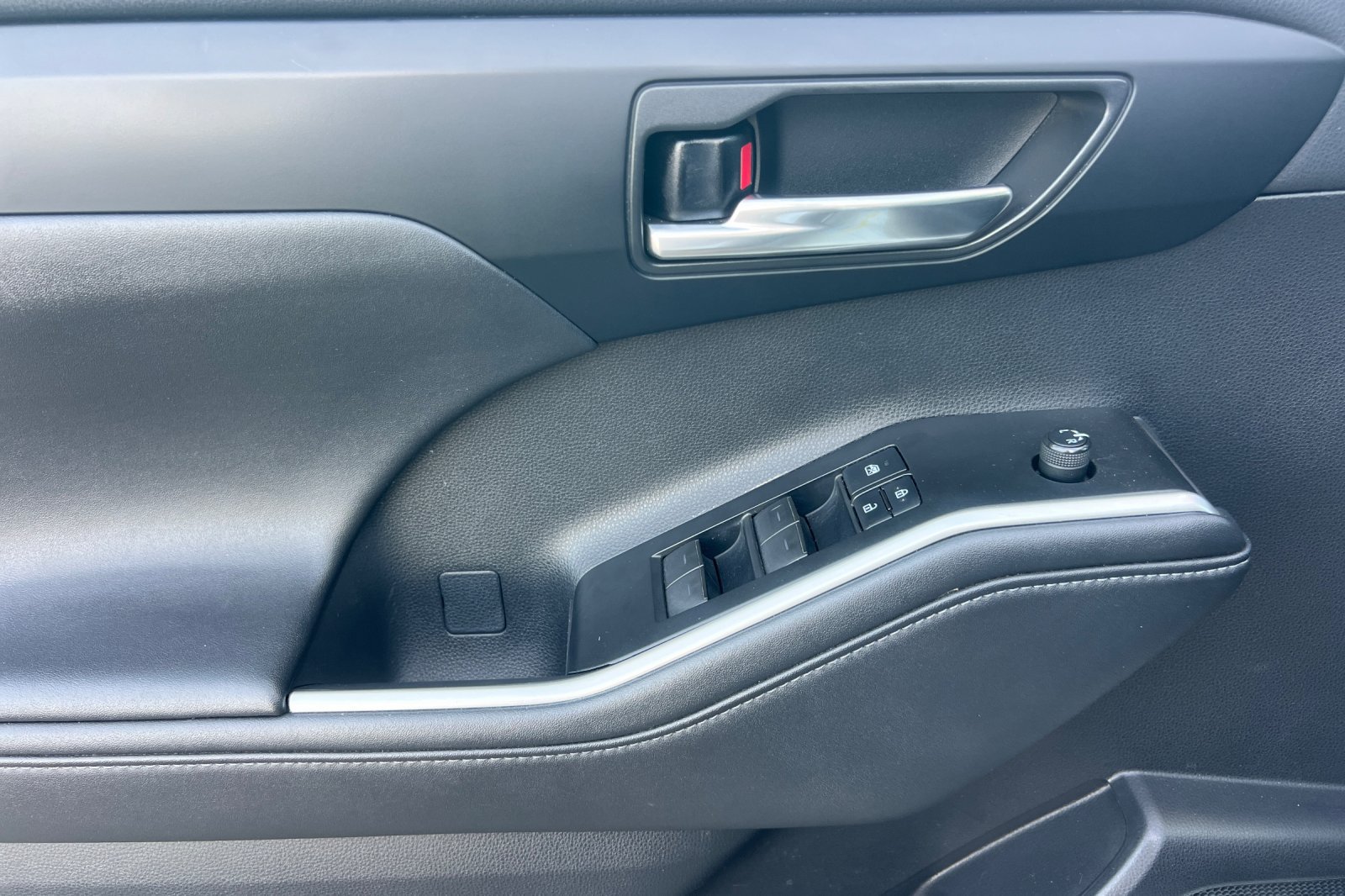 Used 2021 Toyota Highlander XLE FWD image 11