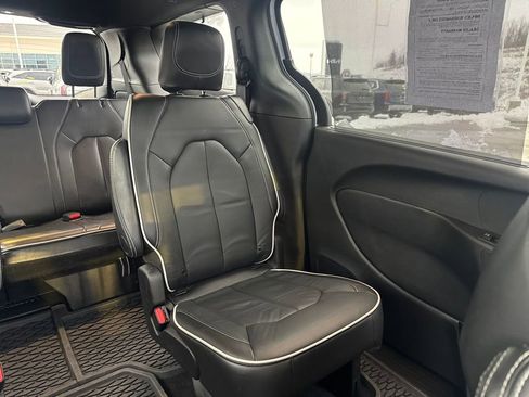 Used 2024 Chrysler Pacifica Limited w/ S Appearance Package image 14