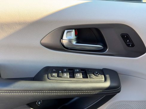 Used 2023 Chrysler Pacifica Touring-L image 18