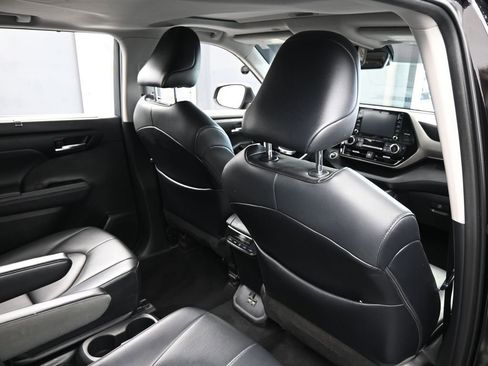Used 2021 Toyota Highlander XLE image 41