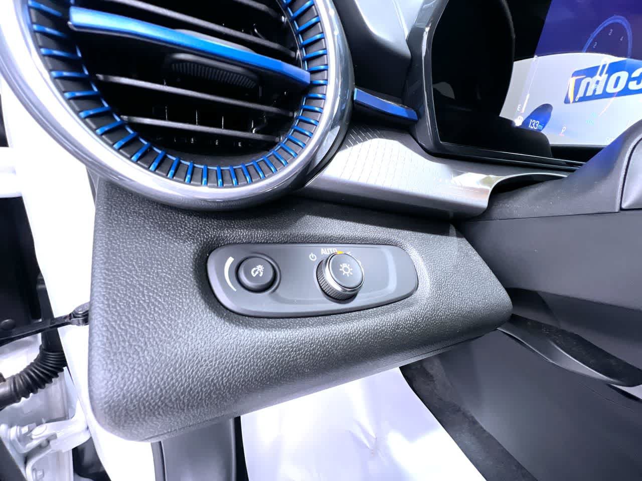 Used 2025 Chevrolet Trax LT w/ Driver Confidence Package FWD image 16