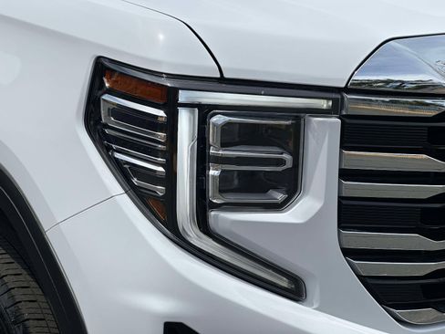 Used 2025 GMC Sierra 1500 SLT AWD/4WD image 9