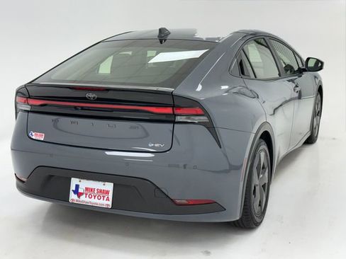 Used 2025 Toyota Prius LE FWD image 40