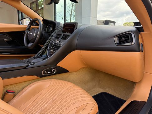 Used 2019 Aston Martin DB11 Volante image 36