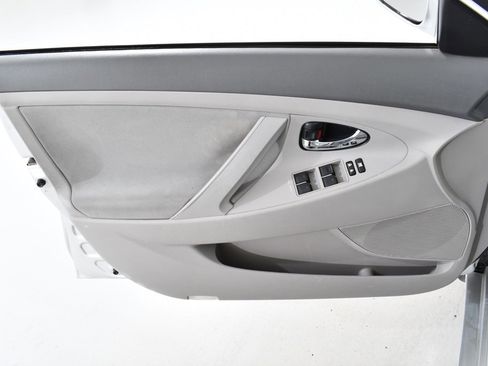 Used 2010 Toyota Camry SE image 25