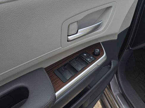 Used 2024 Toyota Sienna XLE FWD image 24