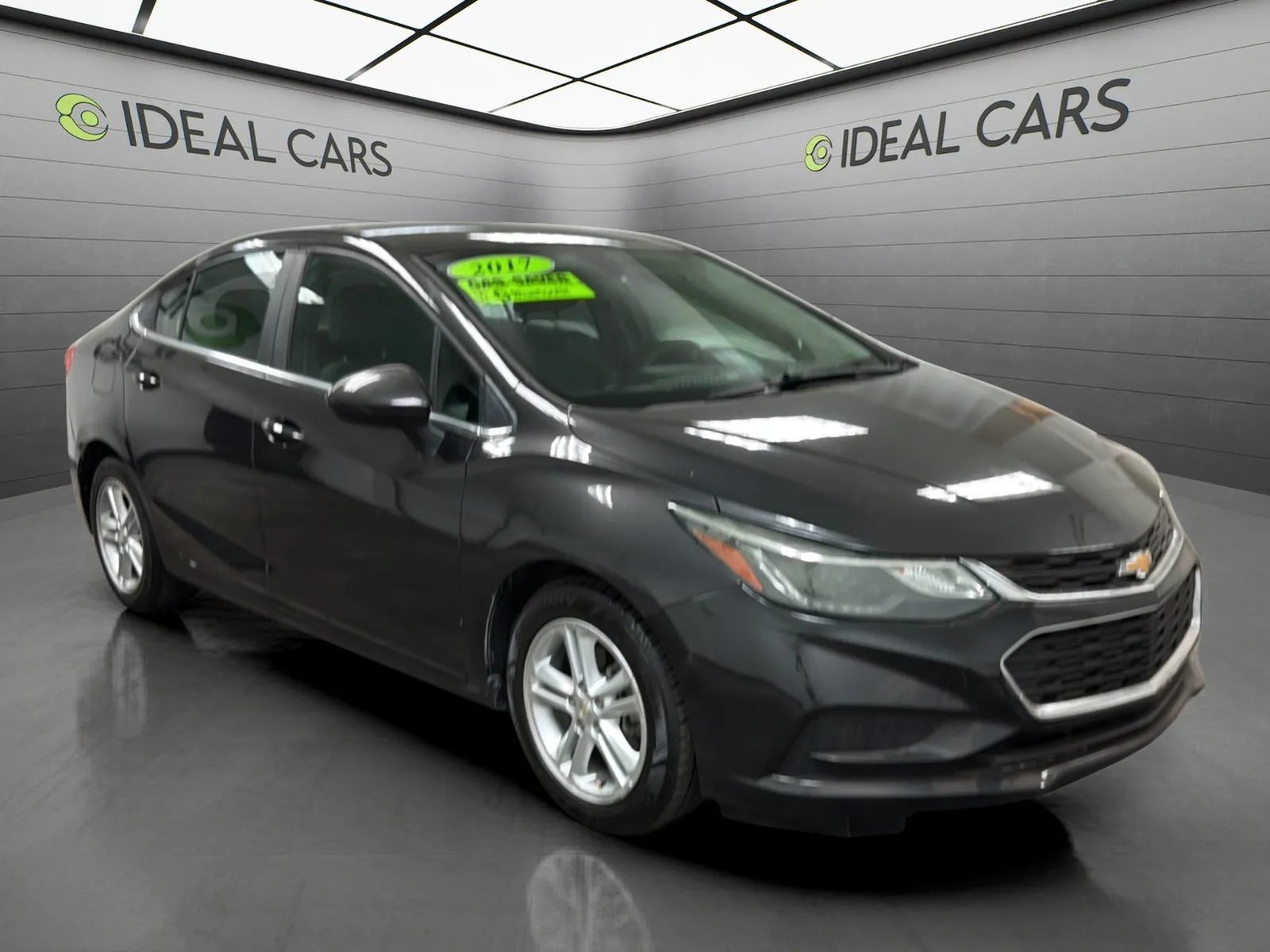 Used 2017 Chevrolet Cruze LT w/ Convenience Package FWD image 3