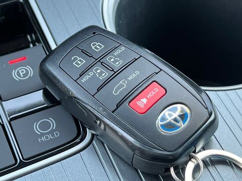 Used 2025 Toyota Sienna XLE FWD image 29