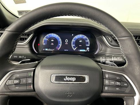 Used 2024 Jeep Grand Cherokee Limited w/ Luxury Tech Group II image 13